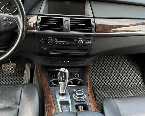 Серый БМВ Х5, объемом двигателя 2.99 л и пробегом 321 тыс. км за 18500 $, фото 5 на Automoto.ua