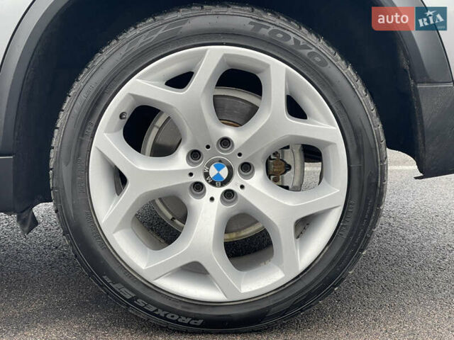 Серый БМВ Х5, объемом двигателя 3 л и пробегом 328 тыс. км за 16950 $, фото 55 на Automoto.ua