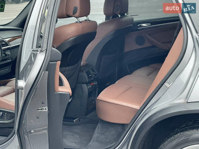 Серый БМВ Х5, объемом двигателя 3 л и пробегом 328 тыс. км за 16950 $, фото 2 на Automoto.ua