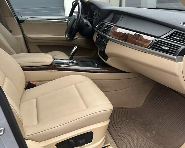 Серый БМВ Х5, объемом двигателя 3 л и пробегом 275 тыс. км за 13900 $, фото 16 на Automoto.ua