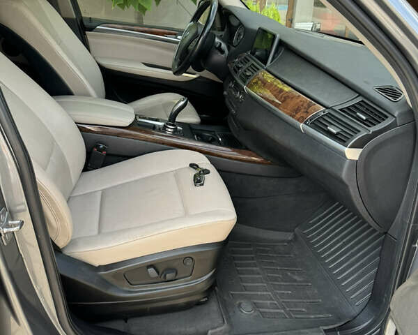 Серый БМВ Х5, объемом двигателя 2.98 л и пробегом 249 тыс. км за 14500 $, фото 16 на Automoto.ua