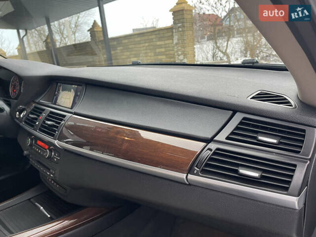 Серый БМВ Х5, объемом двигателя 3 л и пробегом 280 тыс. км за 16750 $, фото 27 на Automoto.ua