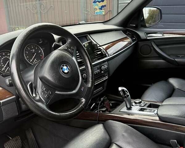 Серый БМВ Х5, объемом двигателя 3 л и пробегом 320 тыс. км за 16500 $, фото 4 на Automoto.ua
