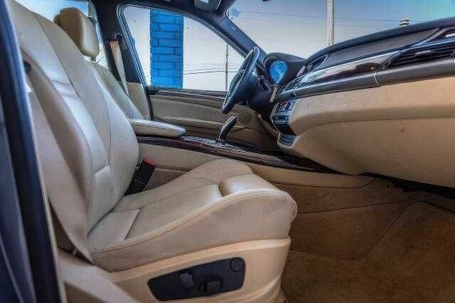 Сірий БМВ Х5, об'ємом двигуна 3 л та пробігом 150 тис. км за 3900 $, фото 14 на Automoto.ua