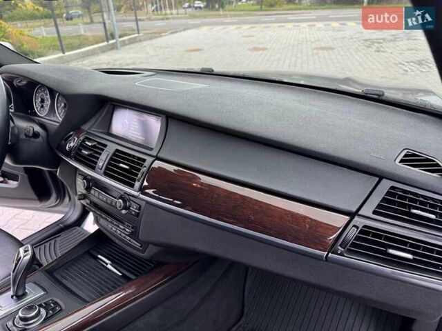 Серый БМВ Х5, объемом двигателя 3 л и пробегом 190 тыс. км за 16900 $, фото 17 на Automoto.ua
