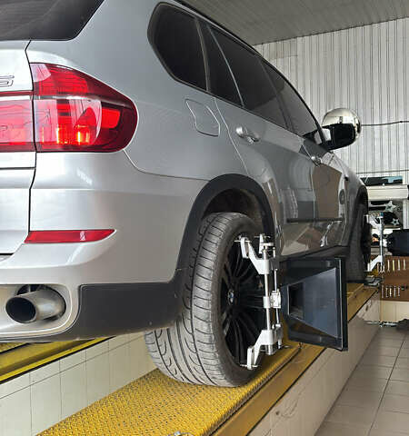 Серый БМВ Х5, объемом двигателя 2.98 л и пробегом 275 тыс. км за 13000 $, фото 2 на Automoto.ua