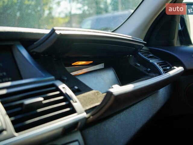 Серый БМВ Х5, объемом двигателя 3 л и пробегом 258 тыс. км за 12950 $, фото 45 на Automoto.ua