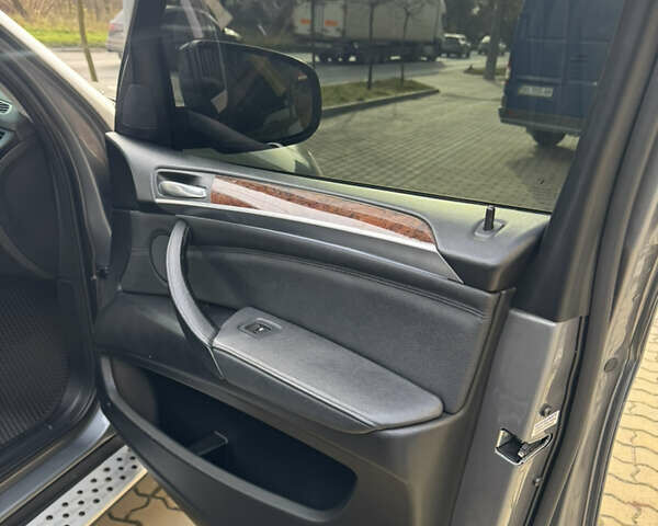 Серый БМВ Х5, объемом двигателя 2.98 л и пробегом 300 тыс. км за 13500 $, фото 17 на Automoto.ua