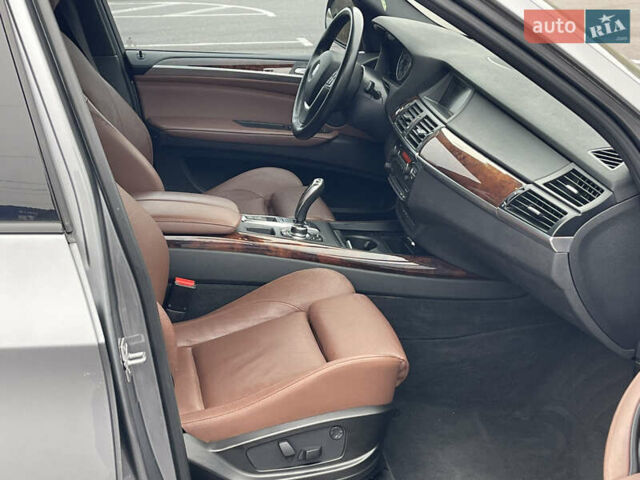 Серый БМВ Х5, объемом двигателя 3 л и пробегом 328 тыс. км за 16950 $, фото 45 на Automoto.ua