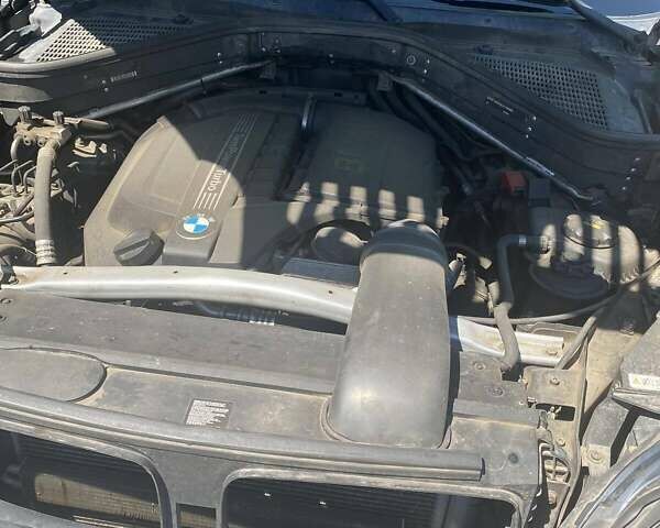 Серый БМВ Х5, объемом двигателя 3 л и пробегом 330 тыс. км за 17000 $, фото 4 на Automoto.ua