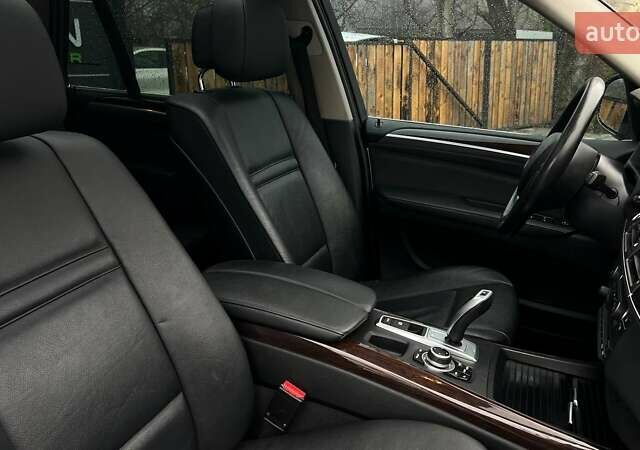 Серый БМВ Х5, объемом двигателя 3 л и пробегом 130 тыс. км за 19950 $, фото 46 на Automoto.ua