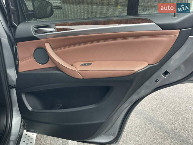 Серый БМВ Х5, объемом двигателя 3 л и пробегом 328 тыс. км за 16950 $, фото 41 на Automoto.ua