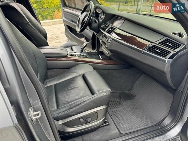 Серый БМВ Х5, объемом двигателя 3 л и пробегом 190 тыс. км за 16900 $, фото 15 на Automoto.ua