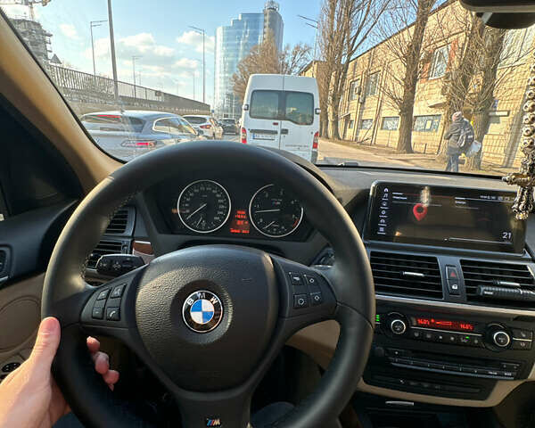 Серый БМВ Х5, объемом двигателя 3 л и пробегом 214 тыс. км за 12000 $, фото 1 на Automoto.ua