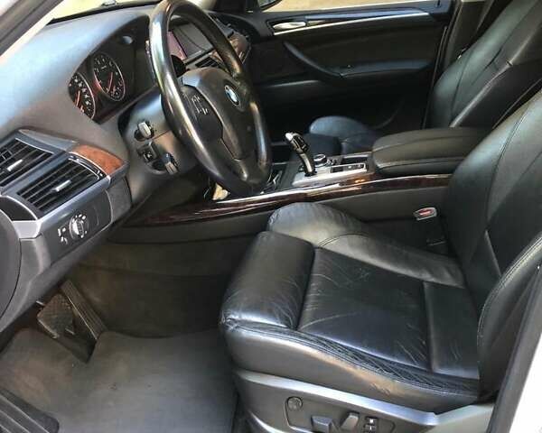 Серый БМВ Х5, объемом двигателя 3 л и пробегом 135 тыс. км за 19999 $, фото 4 на Automoto.ua