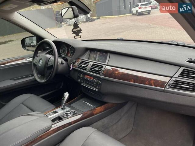 Серый БМВ Х5, объемом двигателя 3 л и пробегом 255 тыс. км за 12992 $, фото 44 на Automoto.ua
