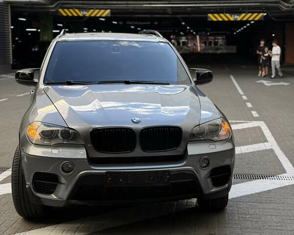 Серый БМВ Х5, объемом двигателя 3 л и пробегом 270 тыс. км за 21000 $, фото 2 на Automoto.ua