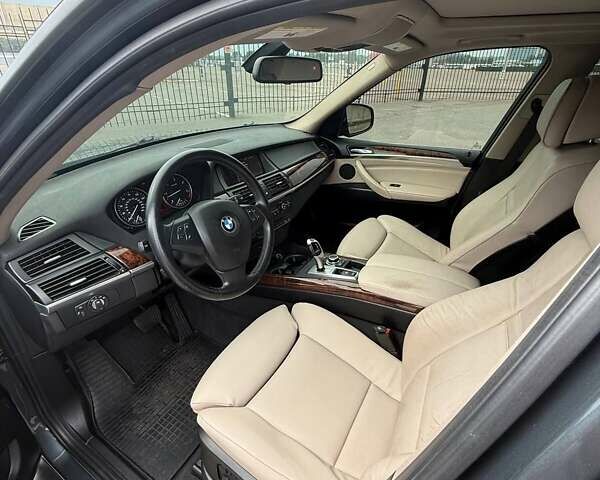 Серый БМВ Х5, объемом двигателя 3 л и пробегом 315 тыс. км за 16500 $, фото 3 на Automoto.ua