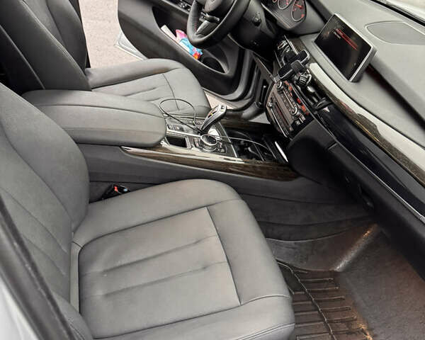 Серый БМВ Х5, объемом двигателя 3 л и пробегом 250 тыс. км за 25000 $, фото 6 на Automoto.ua