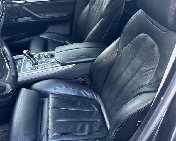 Сірий БМВ Х5, об'ємом двигуна 2.99 л та пробігом 300 тис. км за 25000 $, фото 1 на Automoto.ua