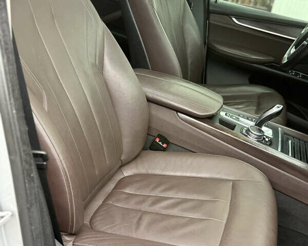 Серый БМВ Х5, объемом двигателя 3 л и пробегом 294 тыс. км за 22100 $, фото 20 на Automoto.ua