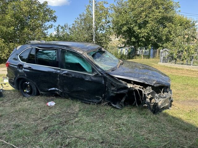 Серый БМВ Х5, объемом двигателя 3 л и пробегом 237 тыс. км за 100 $, фото 3 на Automoto.ua