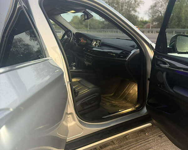 Серый БМВ Х5, объемом двигателя 2.98 л и пробегом 150 тыс. км за 25500 $, фото 12 на Automoto.ua