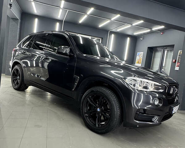 Серый БМВ Х5, объемом двигателя 2 л и пробегом 260 тыс. км за 23999 $, фото 4 на Automoto.ua