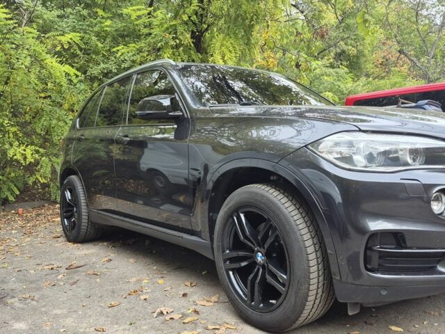 Серый БМВ Х5, объемом двигателя 3 л и пробегом 252 тыс. км за 21900 $, фото 2 на Automoto.ua