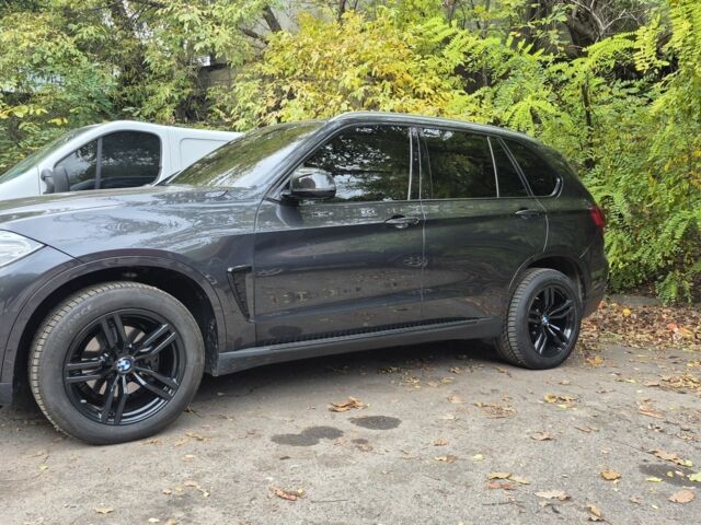 Серый БМВ Х5, объемом двигателя 3 л и пробегом 252 тыс. км за 21900 $, фото 1 на Automoto.ua