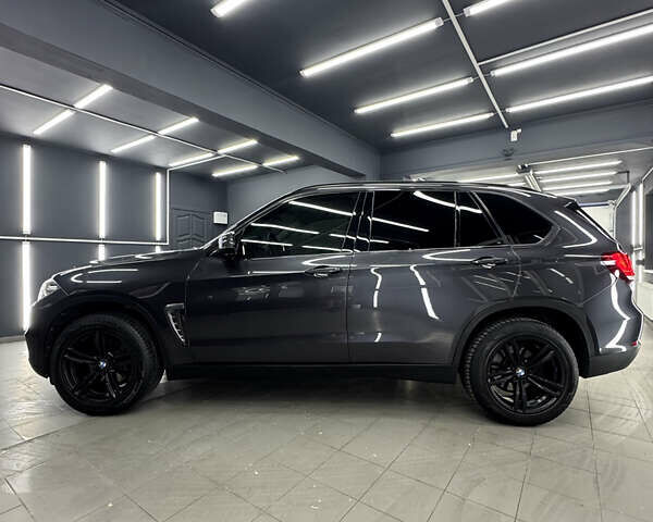 Серый БМВ Х5, объемом двигателя 2 л и пробегом 260 тыс. км за 23999 $, фото 5 на Automoto.ua