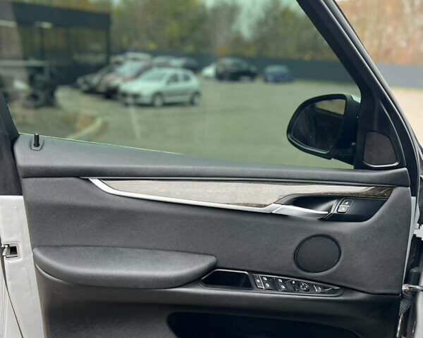 Серый БМВ Х5, объемом двигателя 2 л и пробегом 246 тыс. км за 18850 $, фото 12 на Automoto.ua