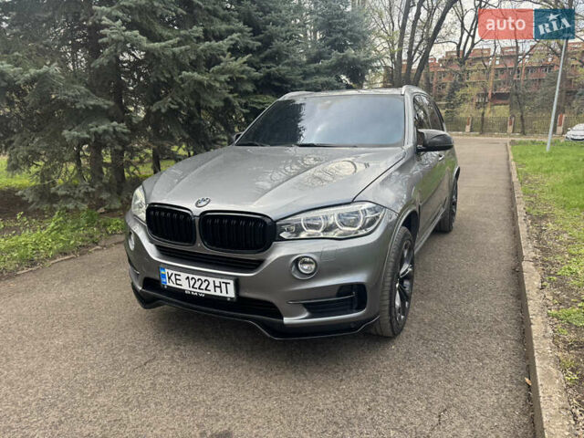 Серый БМВ Х5, объемом двигателя 3 л и пробегом 230 тыс. км за 36000 $, фото 1 на Automoto.ua