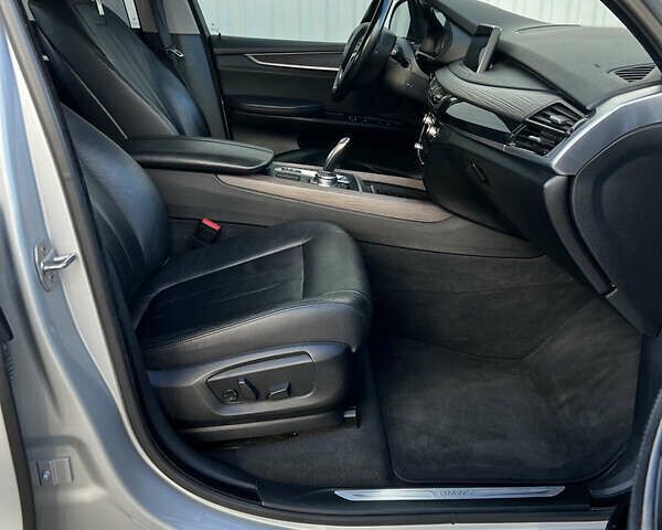 Сірий БМВ Х5, об'ємом двигуна 2.99 л та пробігом 193 тис. км за 27500 $, фото 29 на Automoto.ua