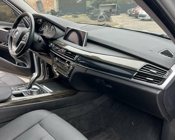 Серый БМВ Х5, объемом двигателя 2 л и пробегом 246 тыс. км за 18850 $, фото 25 на Automoto.ua