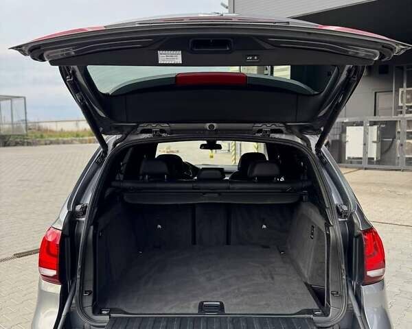 Серый БМВ Х5, объемом двигателя 2.99 л и пробегом 299 тыс. км за 28800 $, фото 19 на Automoto.ua