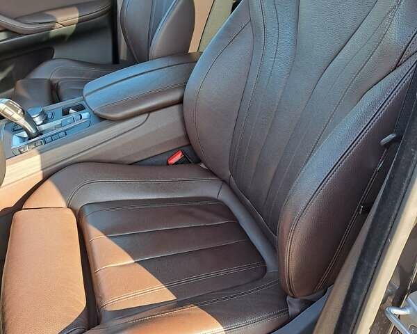 Сірий БМВ Х5, об'ємом двигуна 2 л та пробігом 62 тис. км за 42000 $, фото 10 на Automoto.ua