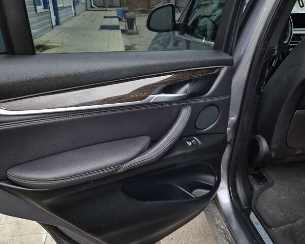Сірий БМВ Х5, об'ємом двигуна 2 л та пробігом 157 тис. км за 30000 $, фото 19 на Automoto.ua