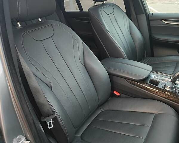 Серый БМВ Х5, объемом двигателя 3 л и пробегом 40 тыс. км за 28700 $, фото 26 на Automoto.ua
