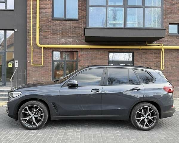 Серый БМВ Х5, объемом двигателя 3 л и пробегом 132 тыс. км за 54500 $, фото 1 на Automoto.ua
