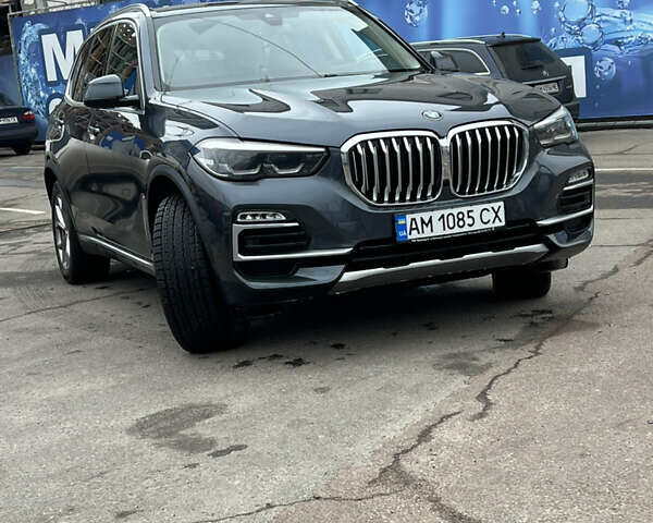 Сірий БМВ Х5, об'ємом двигуна 2 л та пробігом 100 тис. км за 52000 $, фото 1 на Automoto.ua
