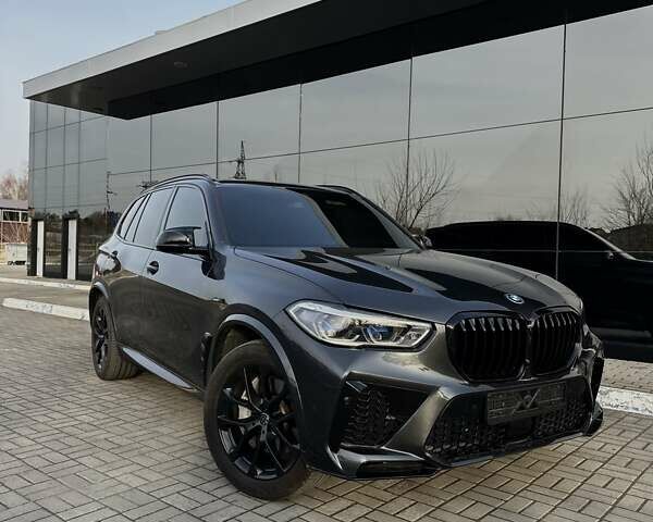 Серый БМВ Х5, объемом двигателя 3 л и пробегом 55 тыс. км за 59800 $, фото 2 на Automoto.ua