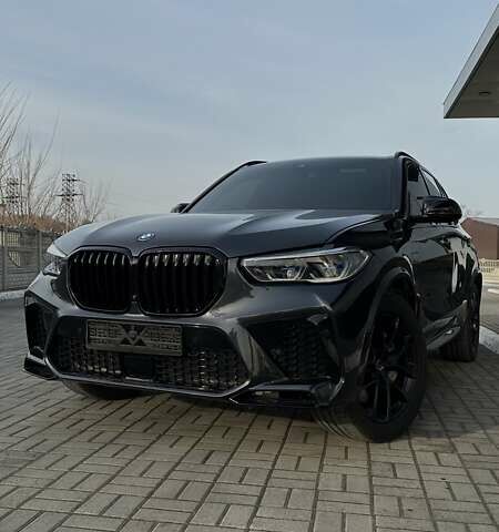 Серый БМВ Х5, объемом двигателя 3 л и пробегом 55 тыс. км за 59800 $, фото 1 на Automoto.ua