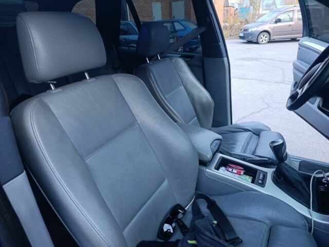 Синий БМВ Х5, объемом двигателя 3 л и пробегом 380 тыс. км за 6700 $, фото 5 на Automoto.ua