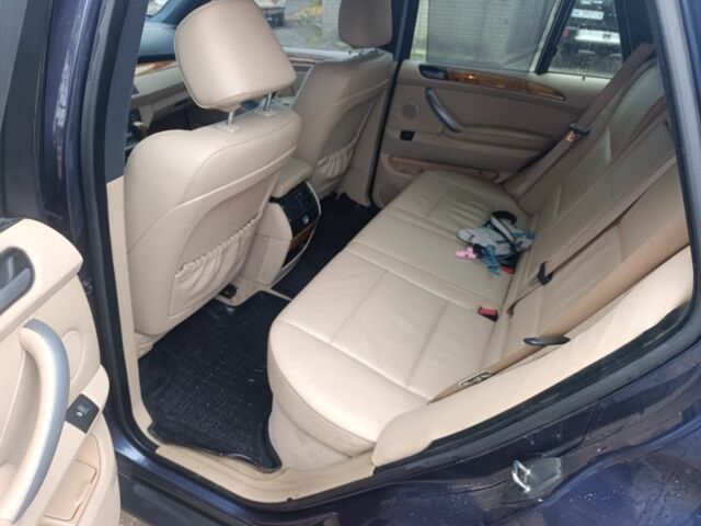 Синий БМВ Х5, объемом двигателя 3 л и пробегом 300 тыс. км за 5400 $, фото 5 на Automoto.ua