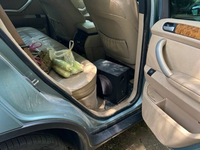 Зеленый БМВ Х5, объемом двигателя 3 л и пробегом 300 тыс. км за 4000 $, фото 4 на Automoto.ua