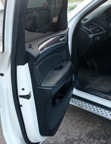 Белый БМВ Х6, объемом двигателя 4.39 л и пробегом 180 тыс. км за 8500 $, фото 6 на Automoto.ua