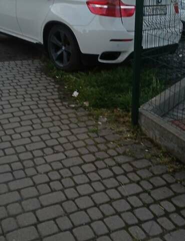 Белый БМВ Х6, объемом двигателя 4.39 л и пробегом 180 тыс. км за 8500 $, фото 10 на Automoto.ua