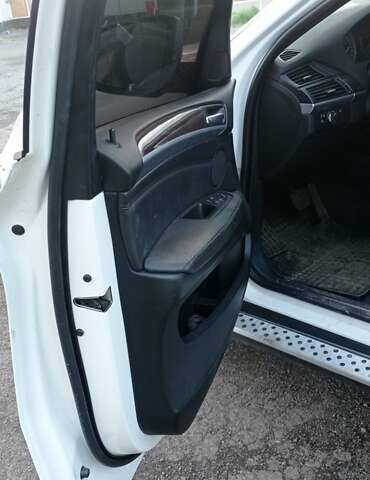 Белый БМВ Х6, объемом двигателя 4.39 л и пробегом 180 тыс. км за 8500 $, фото 7 на Automoto.ua