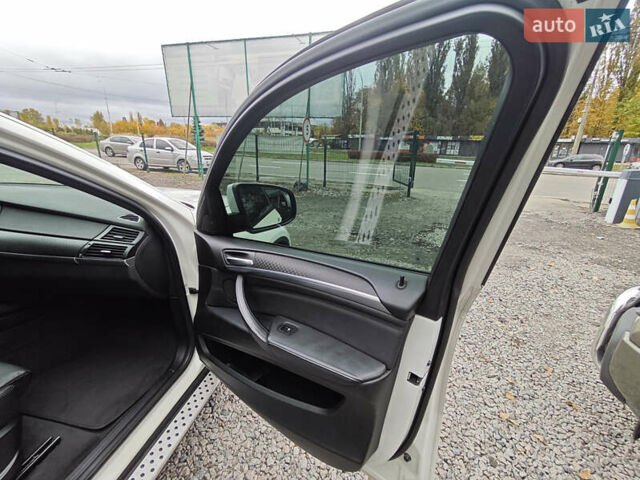 Белый БМВ Х6, объемом двигателя 3 л и пробегом 152 тыс. км за 16000 $, фото 16 на Automoto.ua